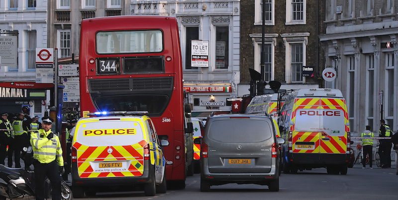Il blocco della polizia sul lato sud del London Bridge (AP Photo/Frank Augstein)