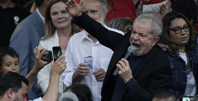 Lula parla ai suoi sostenitori fuori dalla prigione a Curitiba, 8 novembre 2019 (AP Photo/Leo Correa)