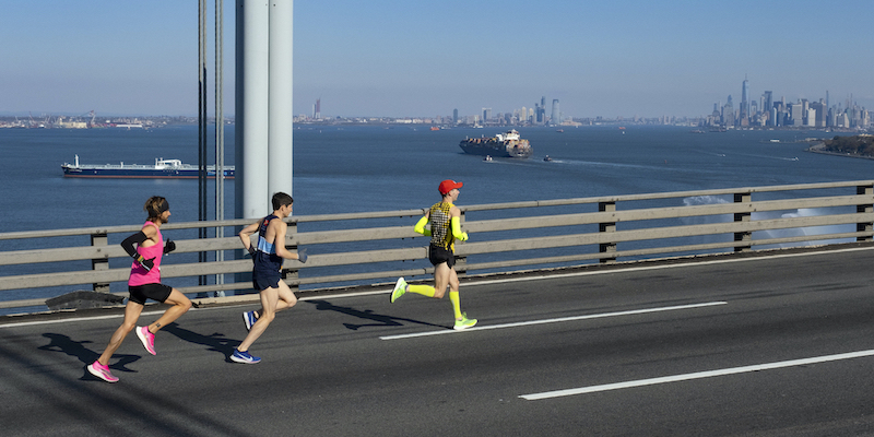 I maratoneti sul ponte di Verrazzano poco dopo la partenza (AP Photo/Julius Motal)