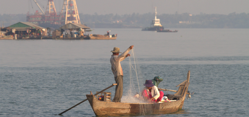 Pescatori sul Mekong in Cambogia, alla periferia di Phnom Penh. (AP Photo/Heng Sinith)
