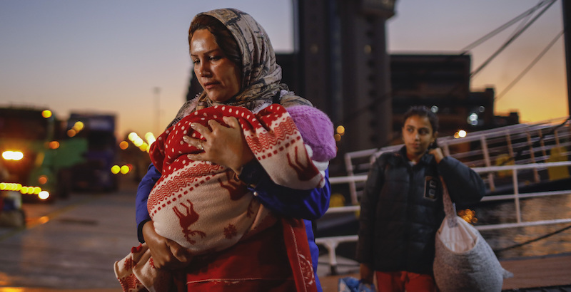 Due migranti al porto del Pireo, Atene (AP Photo/Petros Giannakouris)