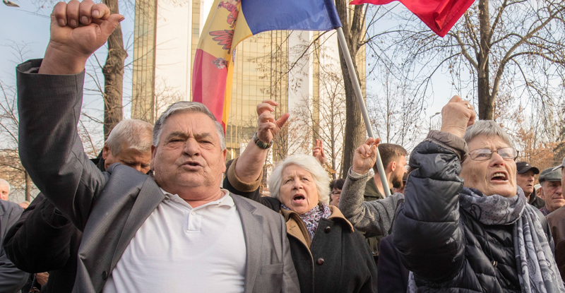 Sostenitori del governo di Maia Sandu davanti al Parlamento moldavo a Chisinau. (AP Photo/Roveliu Buga)