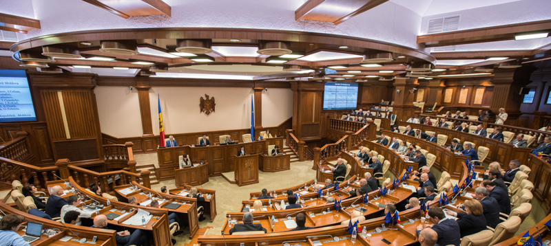 Il parlamento moldavo durante il voto di sfiducia al governo di Maia Sandu. (AP Photo/Roveliu Buga)