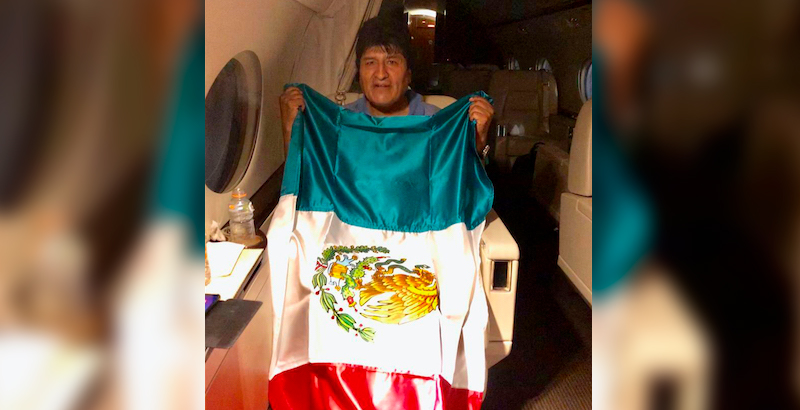 Evo Morales a bordo di un aereo messicano mentre lascia la Bolivia (Mexico's Foreign Minister via AP)