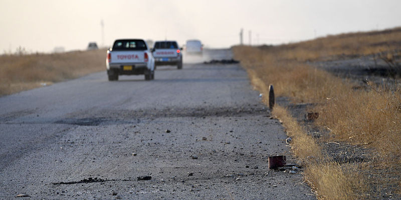 Alcuni pick up passano vicino ad alcuni ordigni dell'ISIS inesplosi vicino a Mosul, in Iraq. (Carl Court/Getty Images)