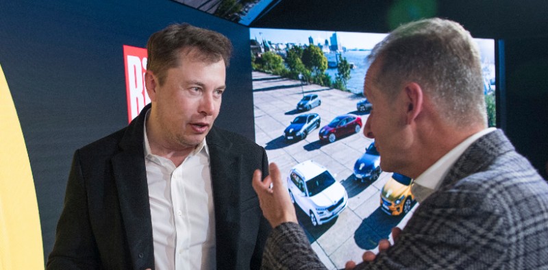 Elon Musk, a sinistra, che parla con Herbert Diess, presidente del CDA di Volkswagen, all'evento del 12 novembre (J'rg Carstensen/picture-alliance/dpa/AP Images)