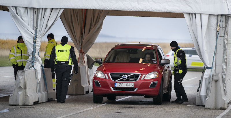 Controlli della polizia danese al confine con la Svezia (Liselotte Sabroe/Ritzau Scanpix via AP)