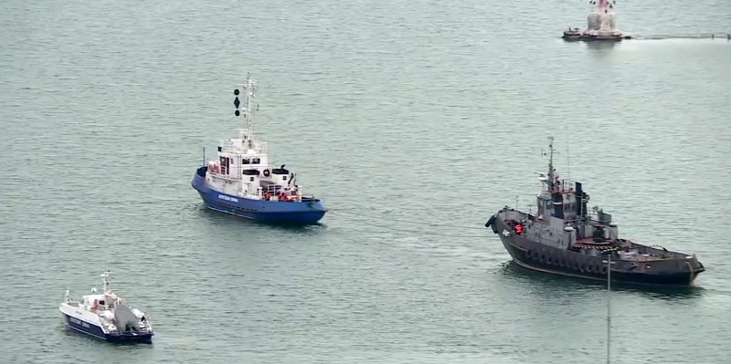 Una delle navi ucraine, a destra, che viene trasportata dalla guardia costiera russa vicino al porto di Kerč (Krym 24 tv station via AP Television)