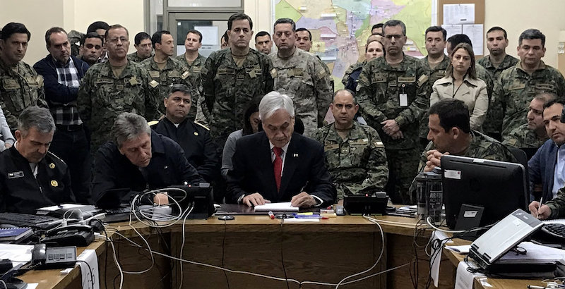 Il presidente cileno Sebastián Piñera circondato dai militari durante la firma del provvedimento che ha prolungato lo stato di emergenza (Ufficio della presidenza cilena)