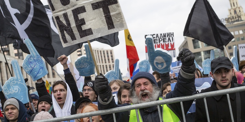 Una manifestazione di protesta contro l'introduzione di una legge per permettere allo stato di controllare internet a Mosca, il 10 marzo 2019 (AP Photo/Alexander Zemlianichenko)