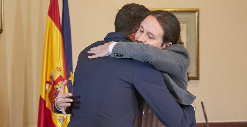 L'abbraccio tra Pedro Sánchez e Pablo Iglesias dopo la firma dell'accordo (Xaume Olleros/Getty Images)