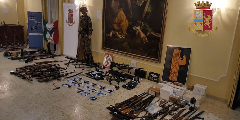 Le armi sequestrate il 12 novembre 2019 dalla polizia in provincia di Siena (ANSA/UFFICIO STAMPA POLIZIA)