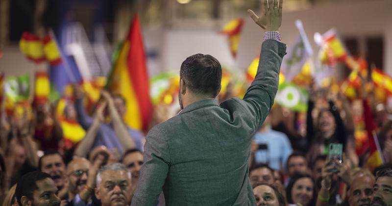 Santiago Abascal, leader del partito di destra radicale Vox, durante un evento elettorale a Barcellona (AP Photo/Emilio Morenatti)