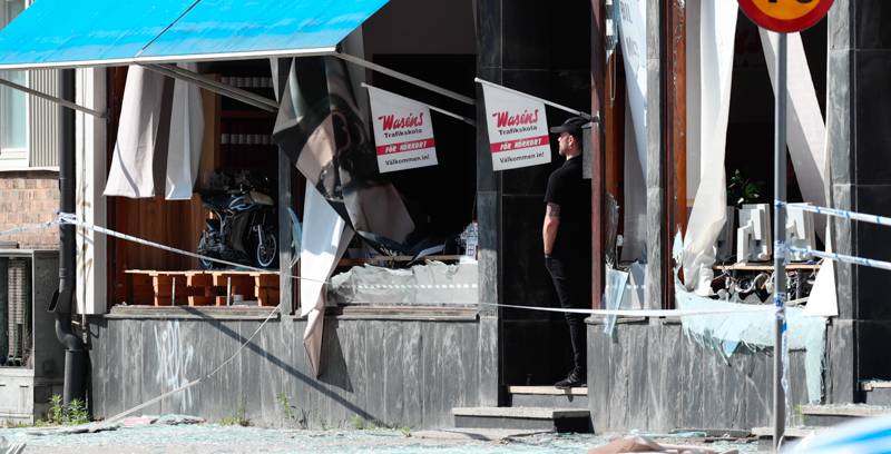 La vetrina di un negozio colpito da un'esplosione a Linkoping, Svezia. (Jeppe Gustafsson/TT News Agency via AP)