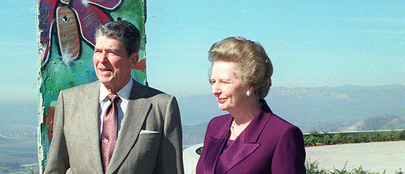 Ronald Reagan e Margaret Thatcher davanti a un resto del Muro di Berlino donato alla Ronald Reagan Presidential Library, Simi Valley, Ca., Monday, durante una visita di Thatcher negli Stati Uniti nel 1991 (AP Photo/Devork Djansezian)