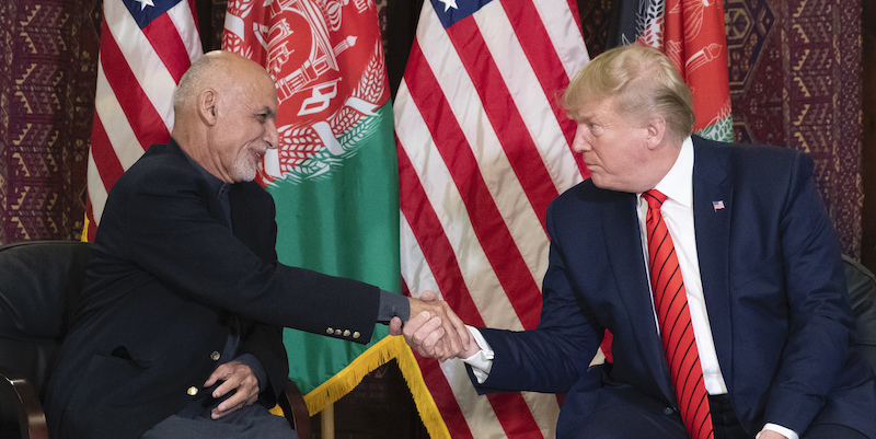 Il presidente afghano Ashraf Ghani e Donald Trump (AP Photo/Alex Brandon)