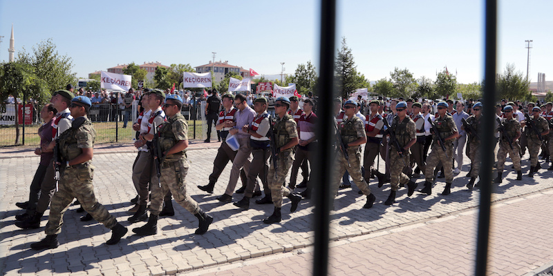 Poliziotti e militari turchi scortano alcune delle persone accusate di aver condotto il tentato colpo di stato del 2016, il primo agosto 2017, ad Ankara (AP Photo/Burhan Ozbilici)