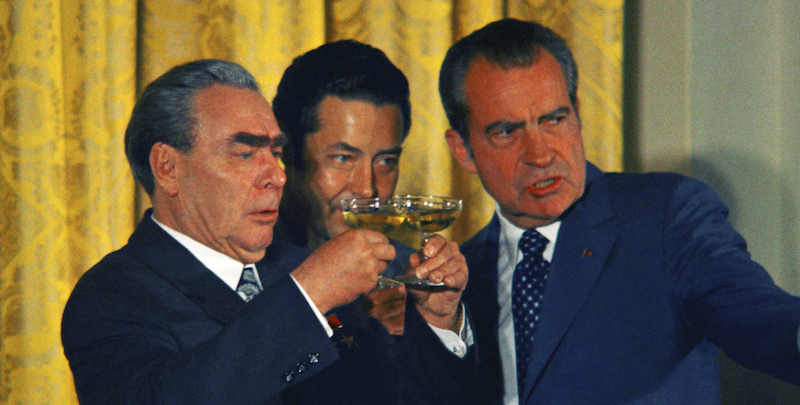 Il presidente sovietico Leonid Il'ič Brežnev e il presidente statunitense Richard Nixon con due coppe di Champagne, a Washington DC, 22 giugno 1973
(AP Photo/WT)