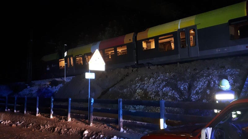 Il treno deragliato questa mattina, a causa di una frana, nei pressi di Rio Pusteria 
(ANSA/Carabinieri)