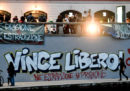 Un tribunale francese ha scarcerato l'attivista Vincenzo Vecchi, condannato in Italia per gli scontri del 2001 al G8 di Genova