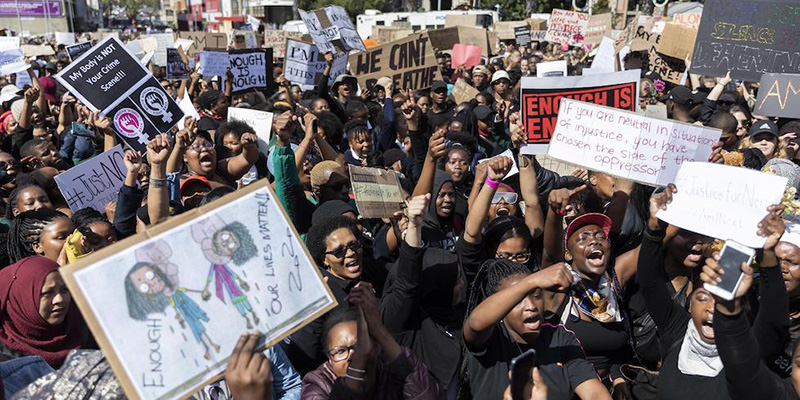 La manifestazione contro la violenza sulle donne fuori dal parlamento, Città del Capo, 5 settembre
(EPA/NIC BOTHMA/ansa)