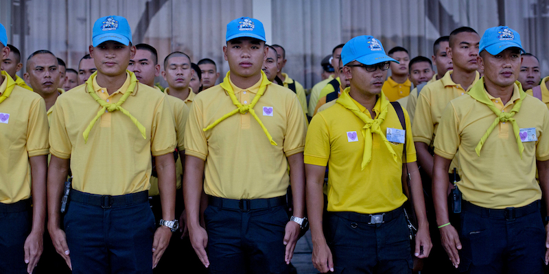 Volontari thailandesi raccolti prima della fine della cerimonia per l'incoronazione del re Vajiralongkorn, il 5 maggio 2019, a Bangkok (AP Photo/Gemunu Amarasinghe)
