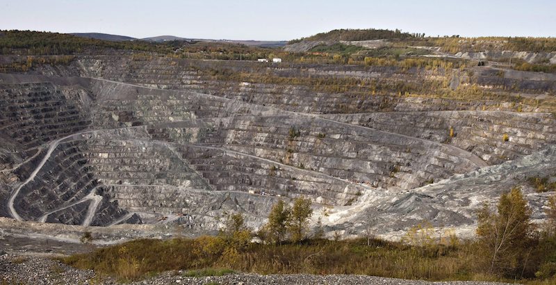 La miniera abbandonata di Asbestos. (AP Photo/Jacques Boissinot, Canadian Press)