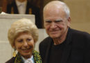 La Repubblica Ceca ha ridato la cittadinanza allo scrittore Milan Kundera, a cui era stata ritirata nel 1979