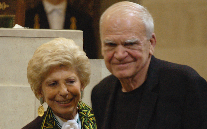 Milan Kundera insieme alla storica francese Helene Carrere d'Encausse (madre dello scrittore Emmanuel Carrere), mentre ricevono un premio in Francia nel 2009. (Remy Vlachos/CTK via AP)