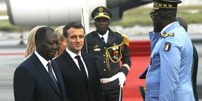 Emmanuel Macron e Alassane Ouattara a Abidjan, Costa d'Avorio, 20 dicembre 2019 (AP Photo/Diomande Ble Blonde)