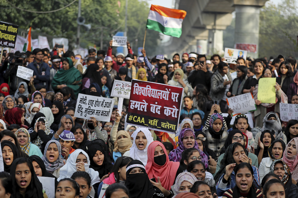 In India sono morte almeno 20 persone in dieci giorni di proteste contro una nuova legge sulla cittadinanza ritenuta discriminatoria