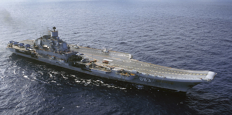 La portaerei Admiral Kuznecov in una foto del 2004 (AP Photo, file)