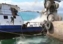 Il video di una gru che si rovescia facendo affondare una chiatta con 2.300 litri di gasolio