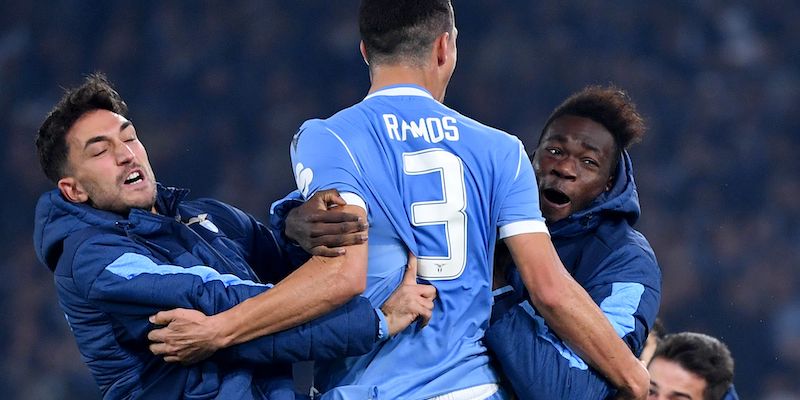 I giocatori della Lazio dopo il gol del pareggio di Luiz Felipe (Alberto PIZZOLI / AFP)