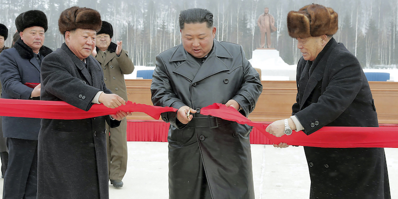 Il dittatore nordcoreano Kim Jong-un taglia un nastro durante l'inaugurazione della città di Samjiyon, il 2 dicembre 2019, stando alle informazioni fornite dall'agenzia di stampa statale KCNA (Korean Central News Agency/Korea News Service via AP)