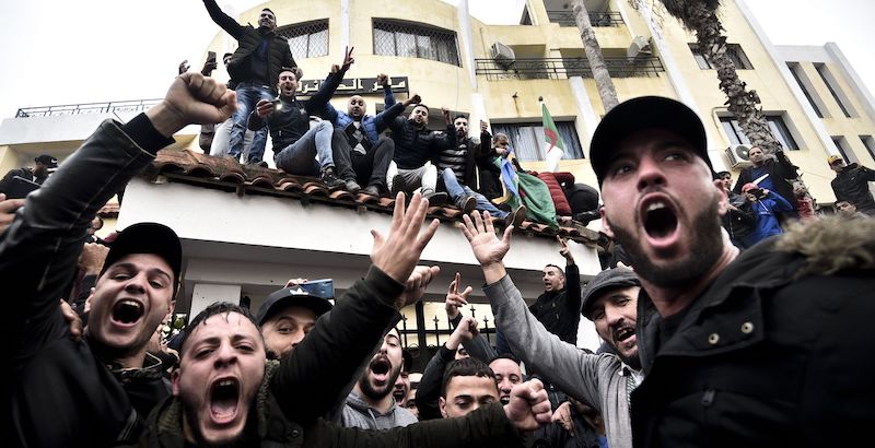 Manifestanti antiregime a Tizi-Ouzou, circa 100 chilometri a est di Algeri (RYAD KRAMDI / AFP)