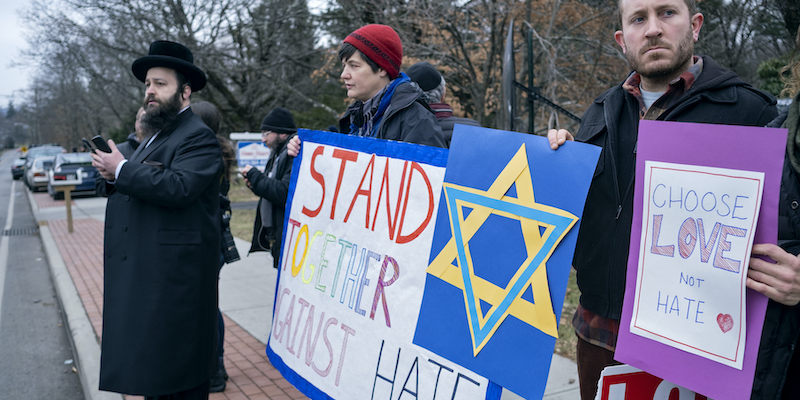 Una manifestazione di solidarietà nei confronti della comunità di origine ebraica di Monsey, nello stato di New York, da parte di alcuni vicini, il 29 dicembre 2019 (AP Photo/Craig Ruttle)