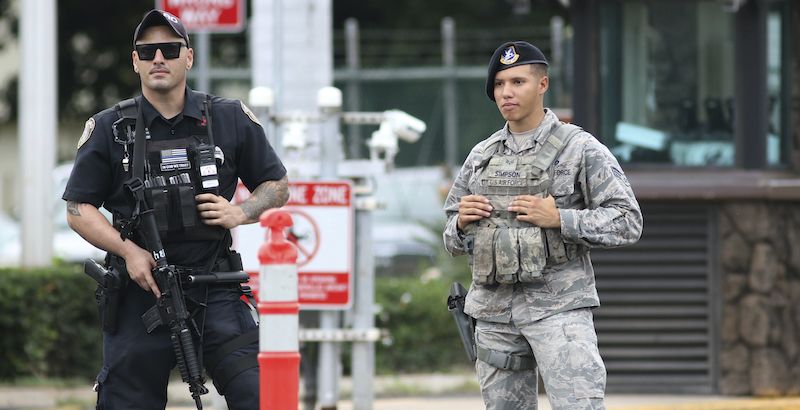 Due militari alla base di Pearl Harbor (AP Photo/Caleb Jones)