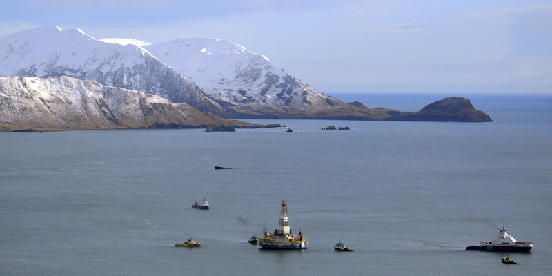 Una perforatrice per cercare il petrolio vicino all'isola di Kodiak, in Alaska, il 7 gennaio 2013 (James Brooks/Kodiak Daily Mirror via AP, File)