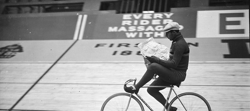 Il ciclista belga Albert Buysse durante un giorno di allenamento a Wembley, Londra, nel 1938 (A. Hudson/Topical Press Agency/Getty Images)