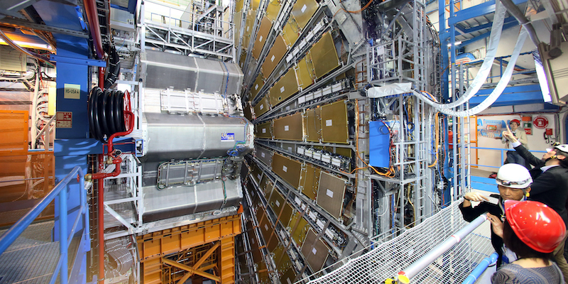 Il rivelatore di particelle ATLAS, alto 25 metri e lungo 46, al CERN di Ginevra, il 18 marzo 2014; è la macchina usata per trovare il bosone di Higgs (The Yomiuri Shimbun via AP Images )