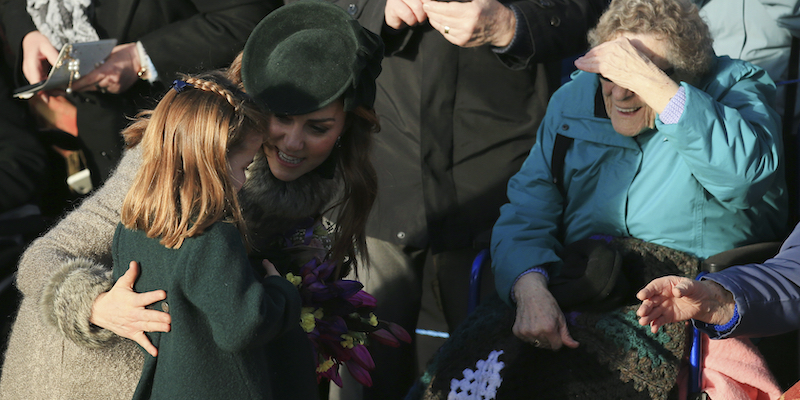 Kate Middleton e la principessa Charlotte fuori dalla chiesa di St Mary Magdalene a Sandringham, in Inghilterra, il 25 dicembre 2019 (AP Photo/Jon Super)