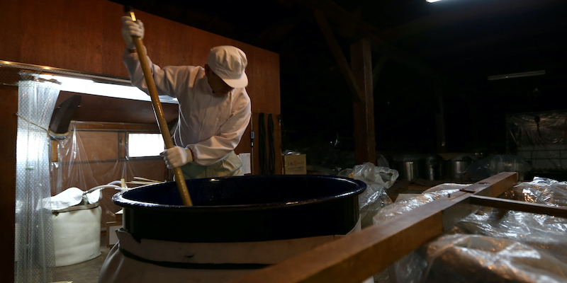 In una fabbrica di sakè, dove il riso viene fatto fermentare, a Himeji, in Giappone, nel 2014 (Buddhika Weerasinghe/Getty Images)