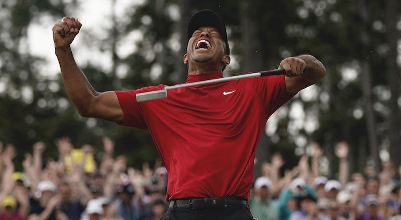 Tiger Woods dopo aver vinto l'Augusta Masters per la quinta volta in carriera, Augusta, Georgia, 14 aprile
(AP Photo/David J. Phillip)