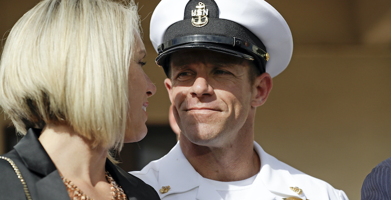 Edward Gallagher insieme alla moglie, Andrea Gallagher (AP Photo/Gregory Bull, File)