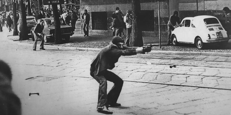 Giuseppe Memeo, membro del gruppo terrorista Proletari Armati per il Comunismo (PAC), in via De Amicis a Milano il 14 maggio 1977 (Paolo Pedrizzetti)