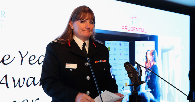 La donna a capo dei vigili del fuoco di Londra si è dimessa per le critiche sulla gestione dell'incendio della Grenfell Tower