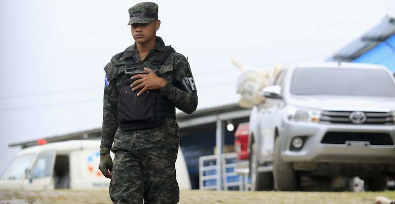 Un militare nella prigione di Tela, in Honduras (AP Photo/Delmer Martinez)