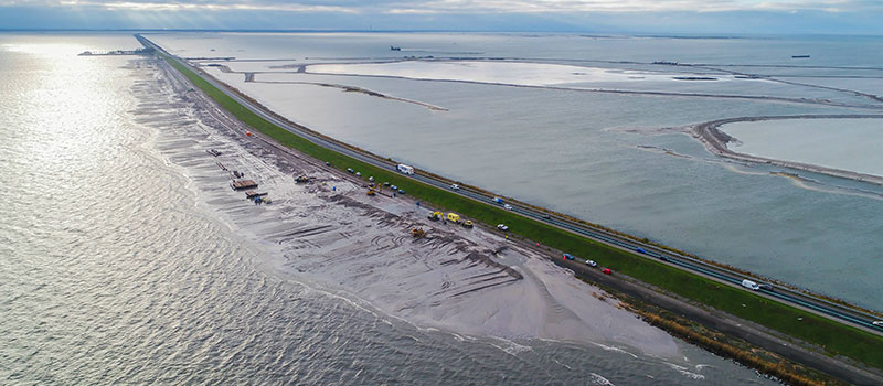 L'enorme progetto per mettere al sicuro una diga nei Paesi Bassi