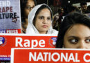 Cinque uomini sono stati arrestati in India per avere dato fuoco a una donna che stava andando a testimoniare contro due di loro per violenza sessuale